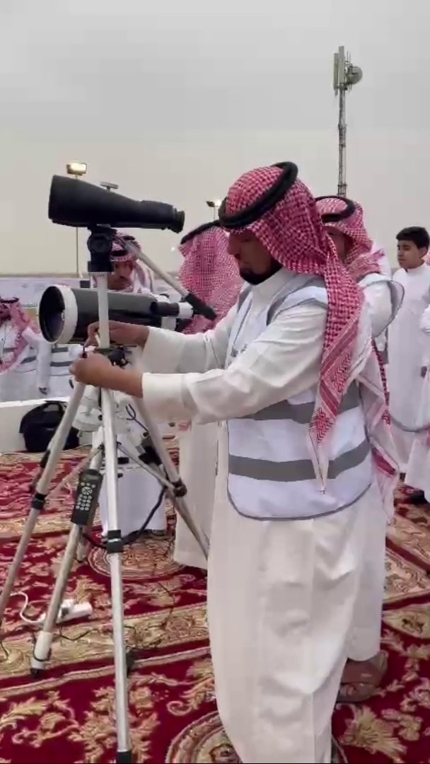 الآن... الرائي الخضيري يستعد لتحري رؤية هلال شوال.