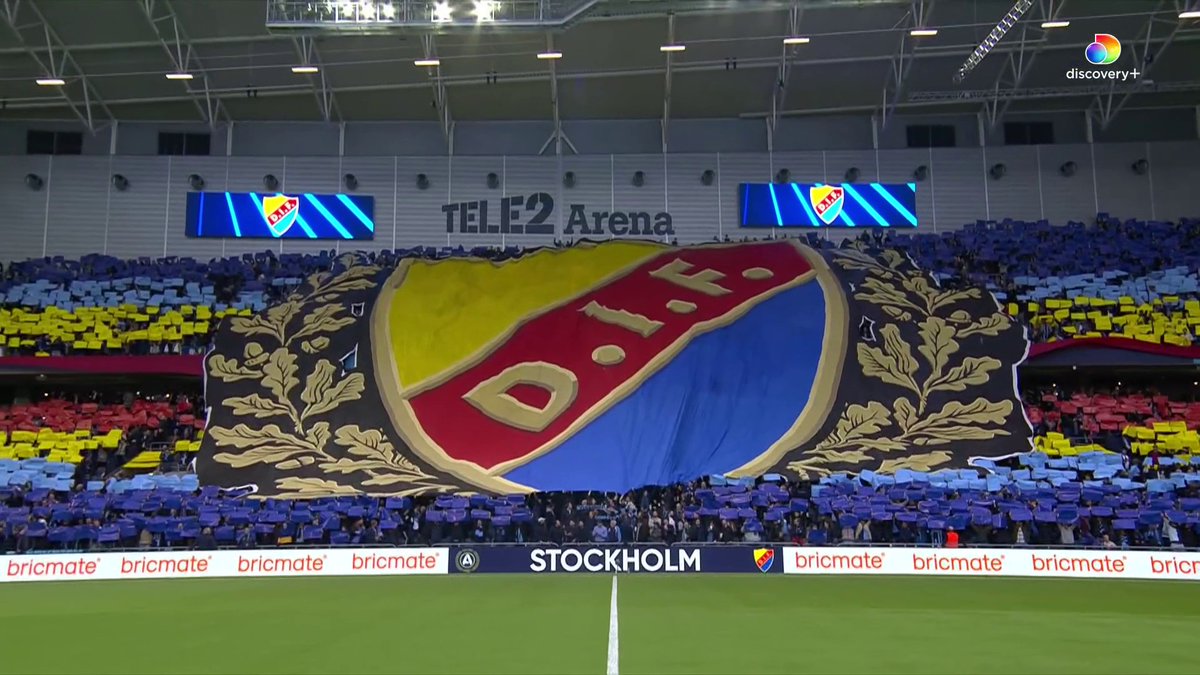 Inmarsch, sång och tifo från Tele2 Arena. Strax är det dags för avspark i Djurgårdens hemmapremiär mot BK Häcken 🏟 📲 Se matchen på