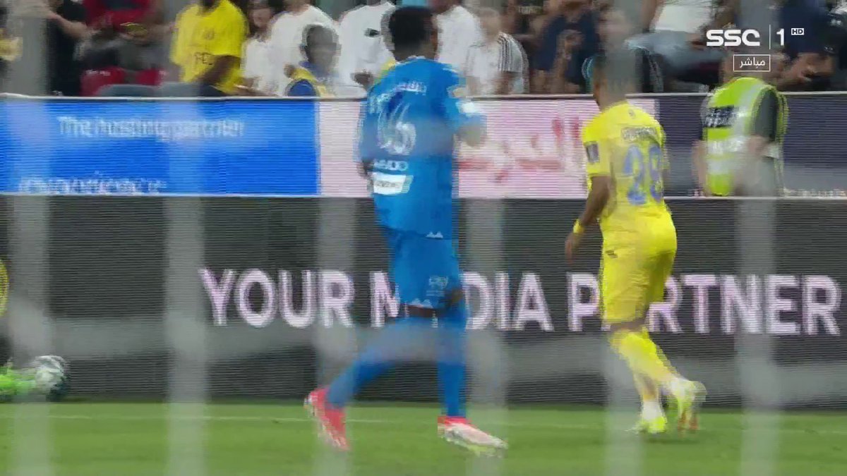برأيكم .. هل يستحق الأسطورة " كريستيانو رونالدو " الطرد خلال مباراة #الهلال و #النصر ؟. #الهلال_النصر