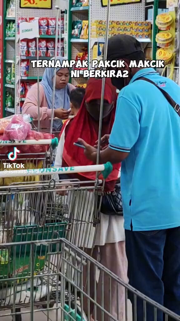 aku anak no 1..hati aku mmg keras...tp klu video mcm ni di up...keras mcm mana pn tetap menitis air mata... kita disuruh kaya utk inilah,bukan kaya tayang kereta lambo mkn sedap melancong ..kaya sbb kita boleh tolong insan yg xmampu😭