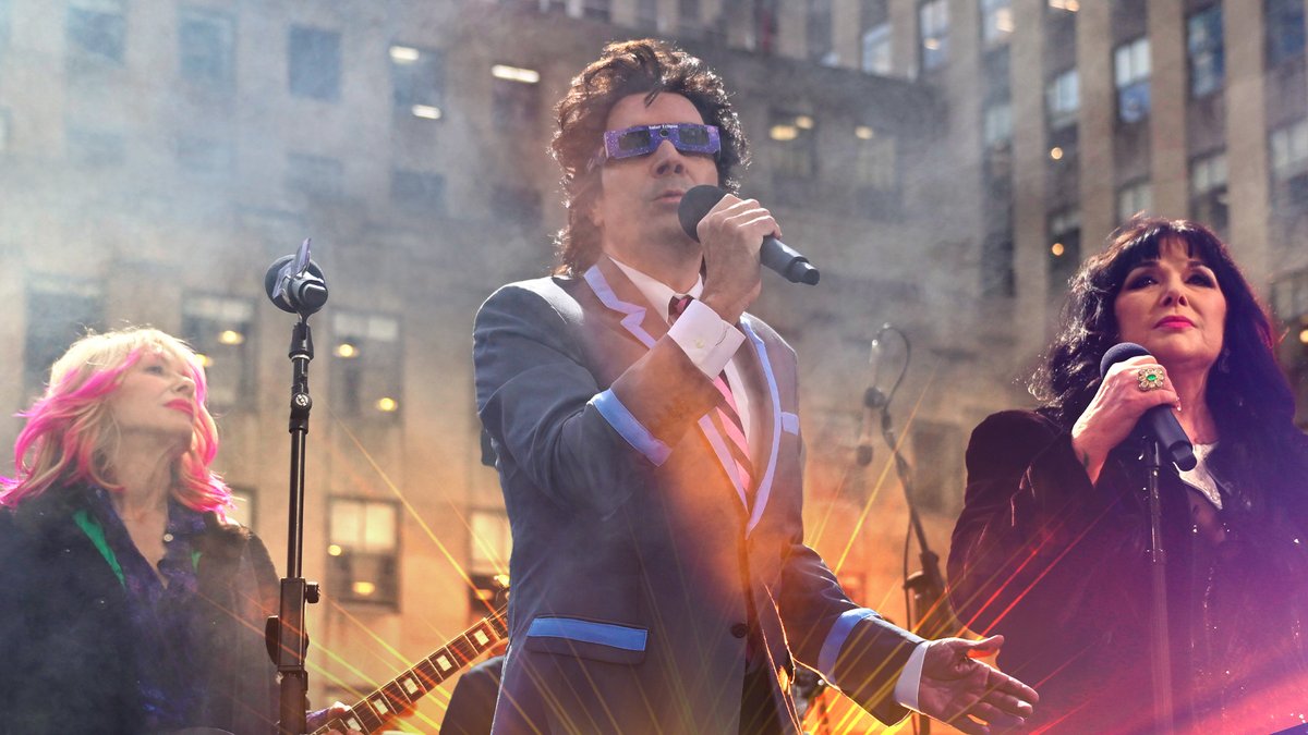 Jimmy &amp; Heart perform a cover of Bonnie Tyler's "Total Eclipse of the Heart" during the solar eclipse 🌔 #FallonTonight #Eclipse2024