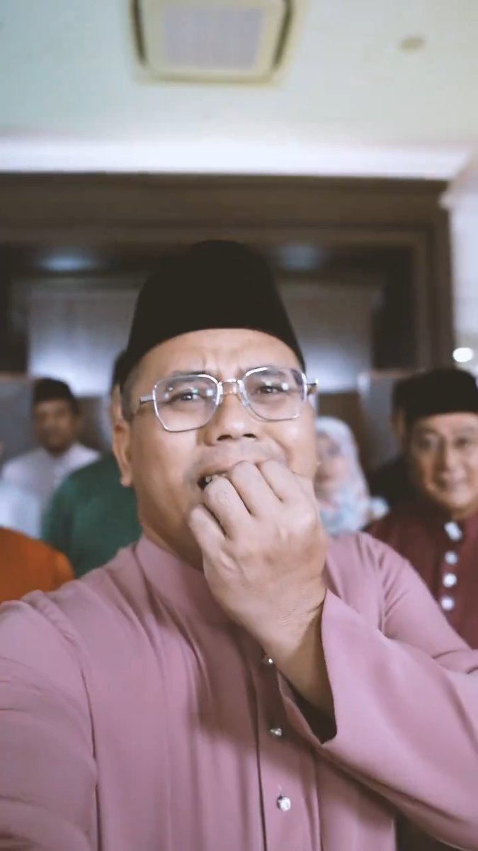 Saya mewakili seluruh barisan pimpinan Kerajaan Negeri Selangor ingin mengucapkan Selamat Hari Raya Aidilfitri, Maaf Zahir Batin buat semua, khususnya rakyat Negeri Selangor. Moga Syawal kali ini membawa seribu makna dan kejayaan buat kita semua. #KitaSelangor