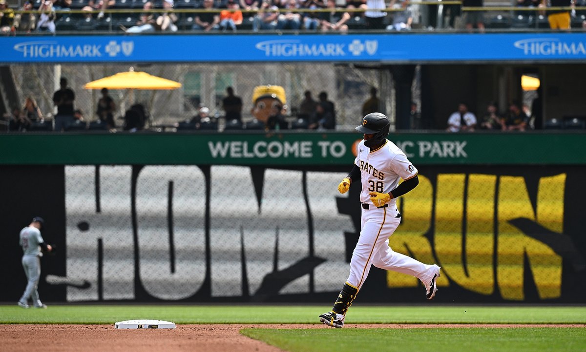 Edward Olivares CRUSHES his second homer of the game 😳