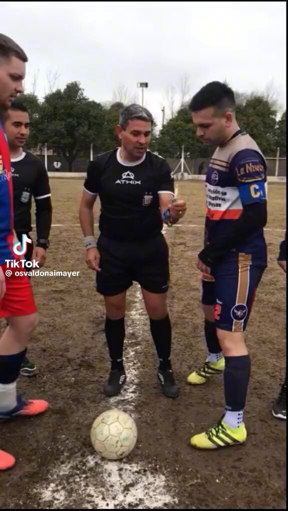 "Traba lindo": Porque en este partido se utilizó para el sorteo una moneda con dos caras bastante peculiares.