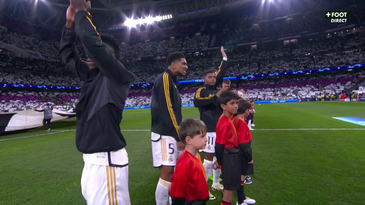 Santiago Bernabeu s'est paré de son plus beau tifo pour ce match de titans 🤩 #RMAMCI | #UCL