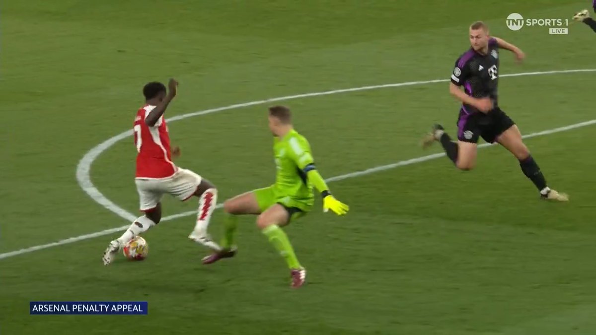 "๐๐๐ ๐๐๐ ๐๐๐๐ ๐๐๐ ๐๐๐๐ ๐๐๐๐๐!?" ๐คฏ Rio Ferdinand and Martin Keown are in disbelief at the referees decision to not award Arsenal a penalty! ๐ Laura Woods