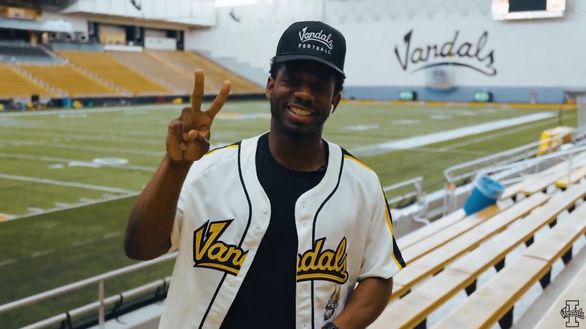 🎤 𝐌𝐈𝐂'𝐃 𝐔𝐏 🎤 Our RB Coach Deontae Cooper is always locked in 🔒 #GoVandals | ✌️’s ⬆️!