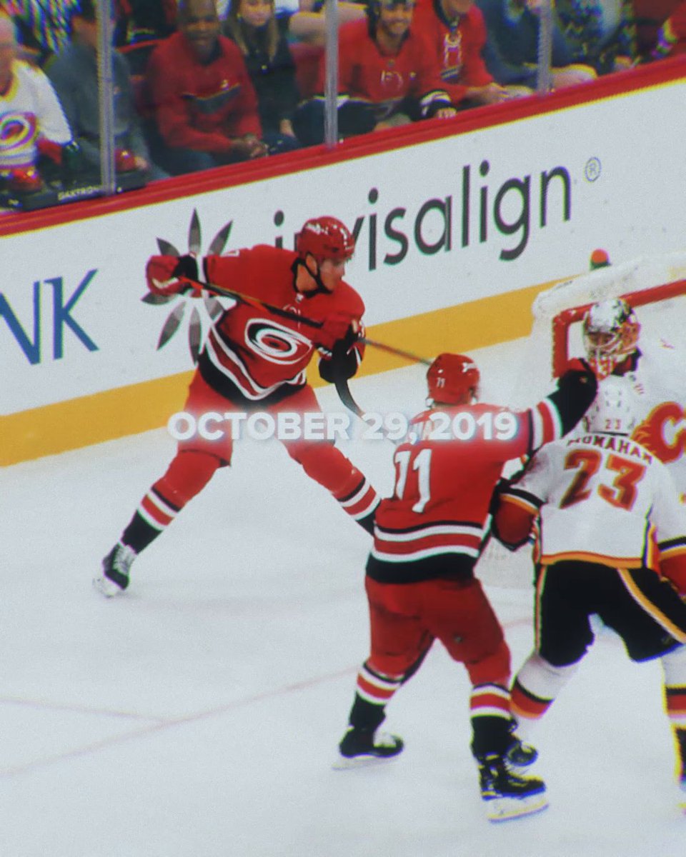 Can't give Andrei Svechnikov (Andrei Svechnikov) space behind the net. 😤