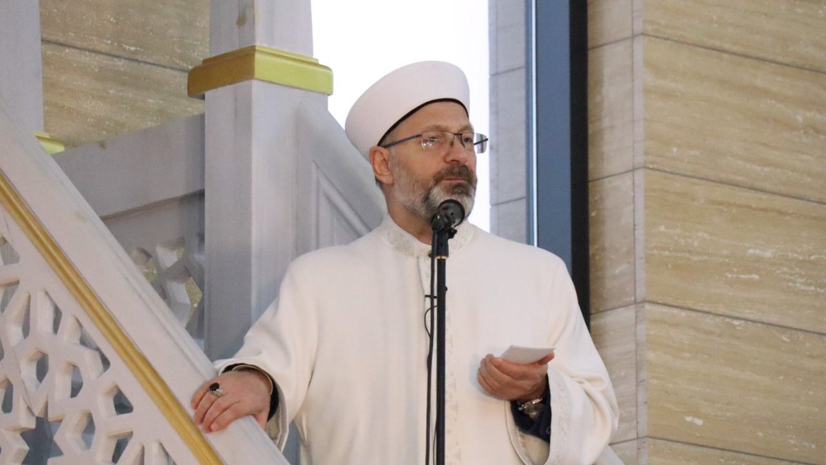 Yüce Rabbimiz, “Allah’ın ipine, Kur’an’a sımsıkı sarılın. Bölünüp parçalanmayın…” buyurmaktadır. Sevgili Peygamberimiz (s.a.s), “Müminler bir binanın birbirini destekleyen yapı taşları gibidir.” buyurmaktadır. Bizler de Rabbimizin bu çağrısına, Peygamber Efendimiz (s.a.s)’in hadisine kulak verip kenetlenirsek, kardeşliğimizi gözetip, karşılıklı hak ve hukukumuzu korursak işte bayramımız o zaman bayram olur.
