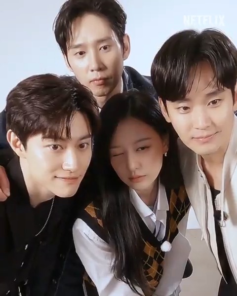 퀸즈 백화점에 크게 걸어두면 매출 급상승할 것 같은 넷컷 사진 보고 가세요✨ 케미 장인들의 <눈물의 여왕>도 넷플릭스에서.