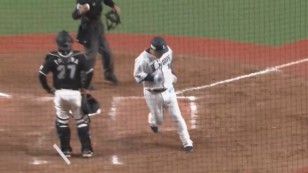 追い込まれた9回にチームを救う、今季第1号は同点ホームラン！ #中村剛也 選手が、今年も綺麗な放物線をレフトスタンドに描きます！ #埼玉西武ライオンズ #seibulions #やる獅かない