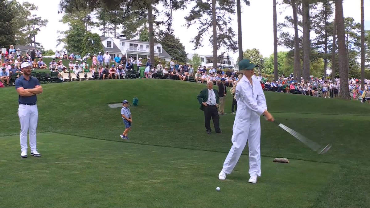 Grayson Murray's fianceé, Christiana, shows the group how it's done. #themasters