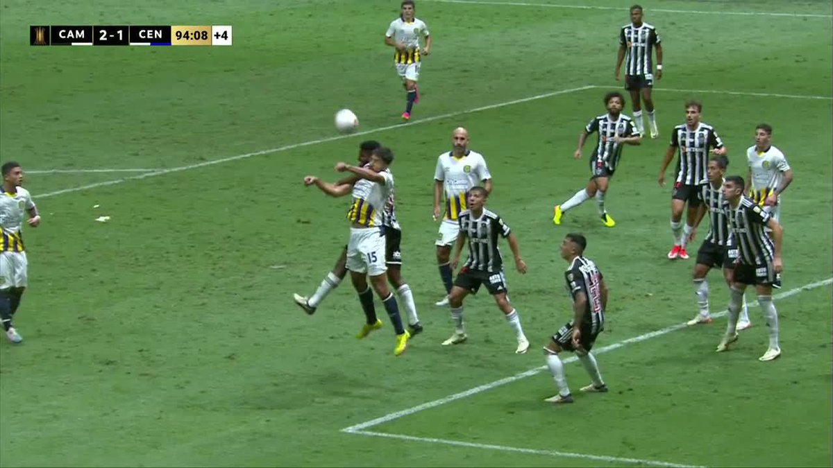No le dieron un claro penal a Rosario Central en Brasil. El árbitro estaba de frente.