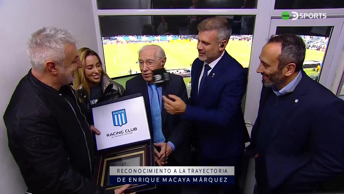 Hermoso y merecido homenaje a Macaya Márquez.