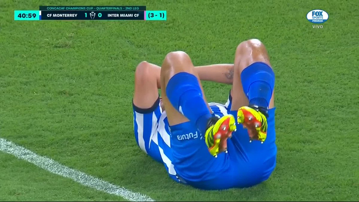 QUÉ ASCO DE JUGADOR. Luis Suárez buscando lesionar a Víctor "Toro" Guzmán. CHTM, uruguayo. Por más leyenda o crack que sea es un asno de actitudes y valores. ASCO.