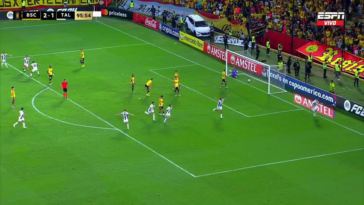 Trindade lo deja entrar solo a Rodríguez en el gol. ¿No hay falta del 29 sobre Paco Rodríguez al final del video?