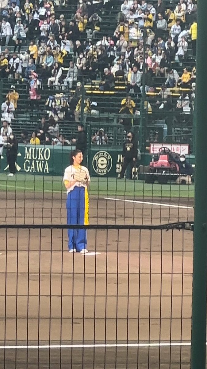 投げる時にどっちの足を出すか分からなくなっちゃった #中条あやみ さん、なるべく素知らぬふりを頑張るカープのスタメンメンバー