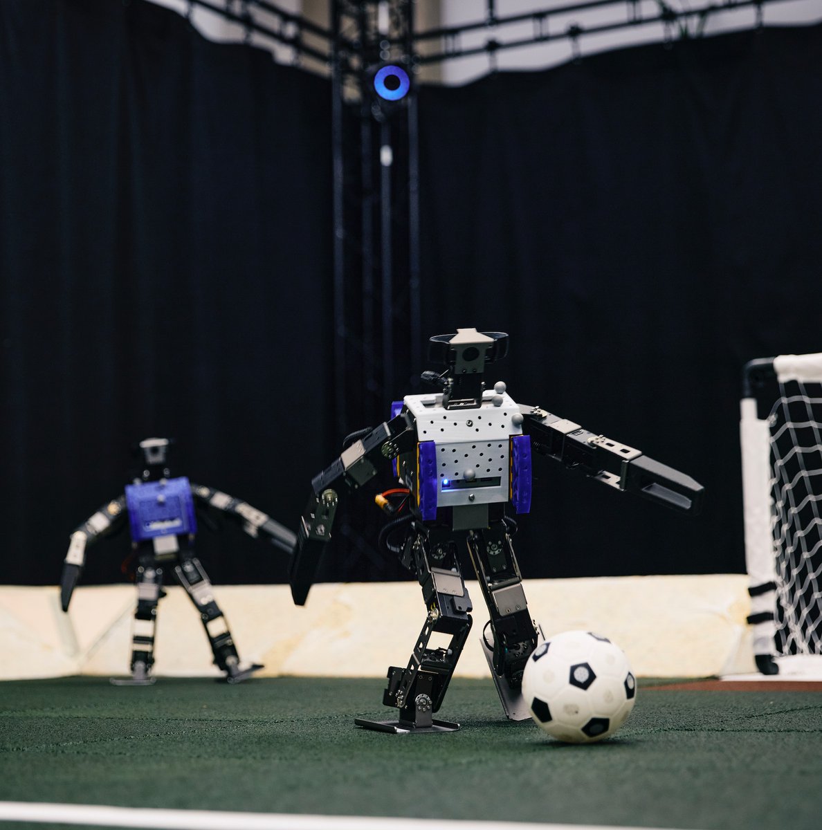 Soccer players have to master a range of dynamic skills, from turning and kicking to chasing a ball. How could robots do the same? ⚽ We trained our AI agents to demonstrate a range of agile behaviors using reinforcement learning. Here’s how. 🧵