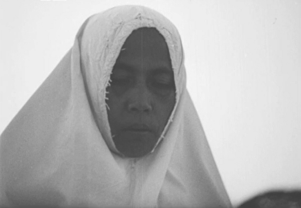 79 tahun lalu, Idulfitri pertama di alam Indonesia yang merdeka~ Di Jakarta, orang berduyun memenuhi lapangan Gambir untuk "sembahyang, taubat kepada Allah Subhanahu wa ta'ala". Terdengar Alam Nasyrah dilantunkan — firman Tuhan bahwa bersama kesulitan ada kemudahan.