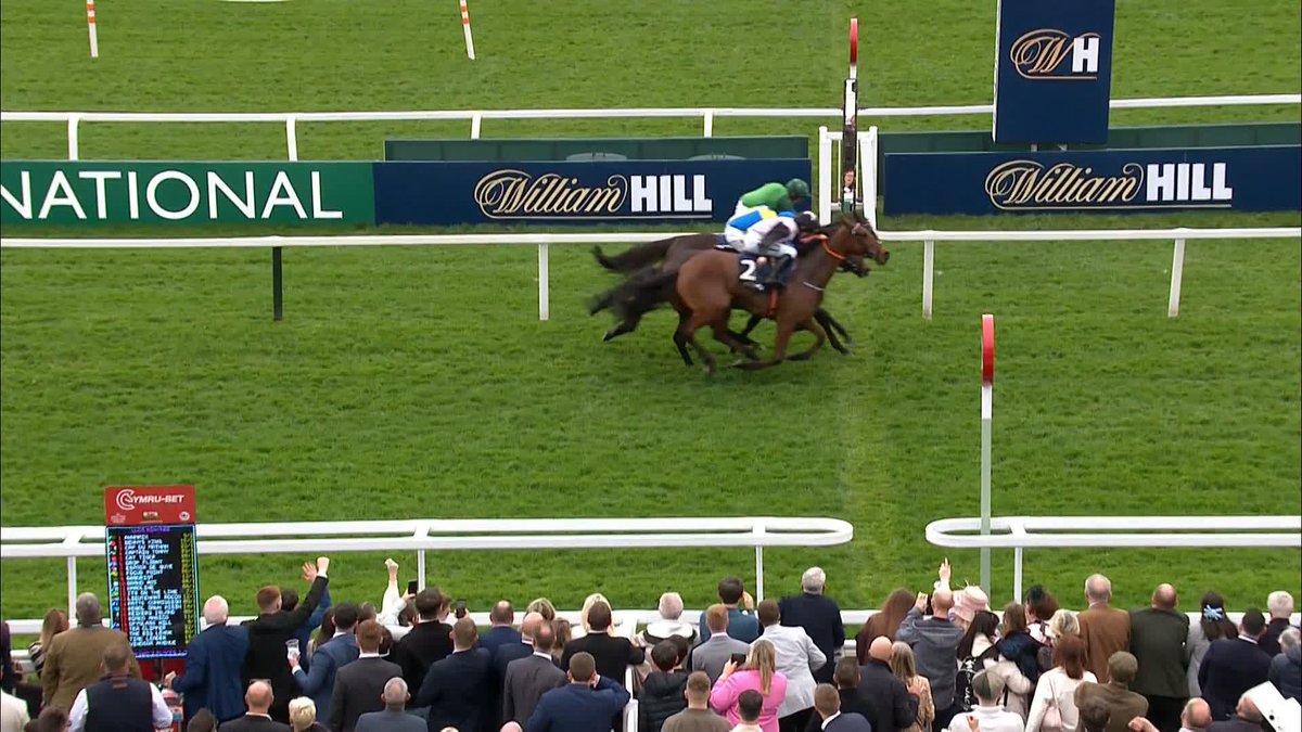 😍😍 WHAT A HORSE RACE!! Impaire Et Passe gets the better of Bob Olinger in a sensational finish in the Grade 1 Aintree Hurdle for Willie Mullins. #Aintree #GrandNational