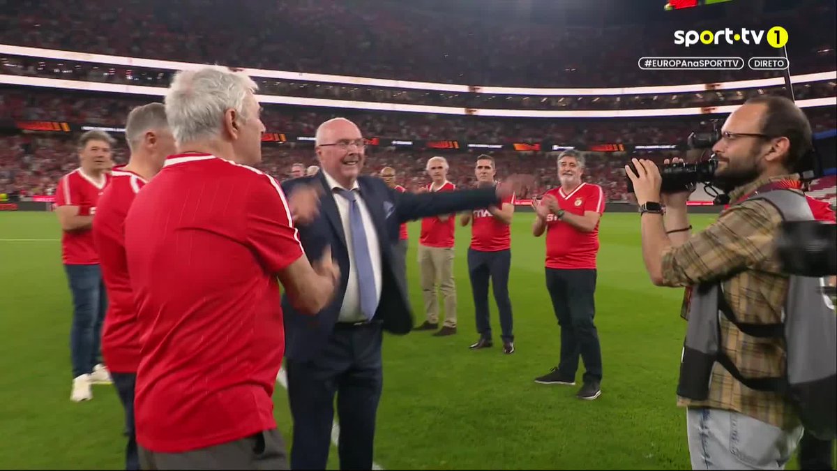 A homenagem a Sven-Gรถran Eriksson na Luz, junto de ex-jogadores do Benfica treinados por si. Arrepiante โค๏ธ