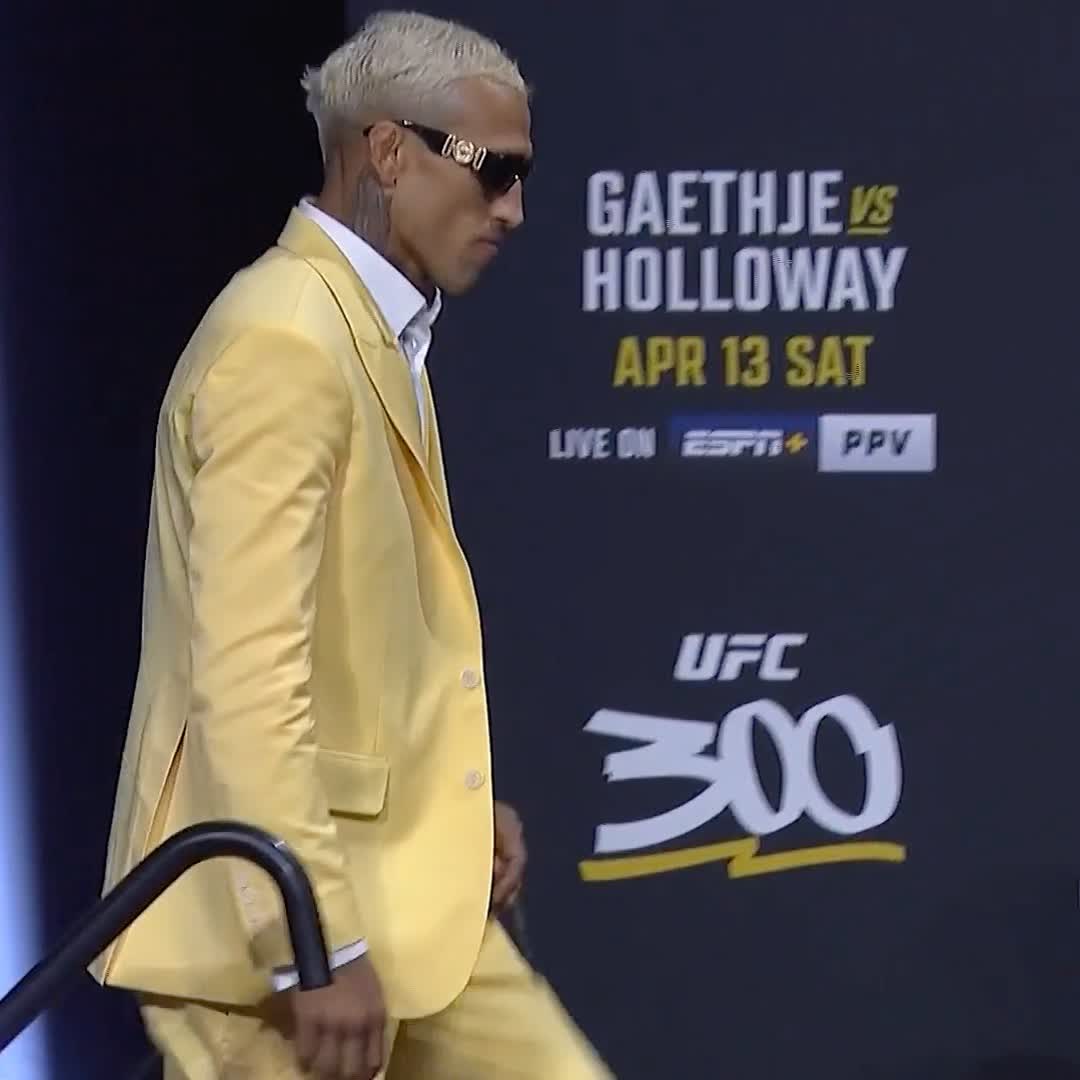 A encarada entre 🇧🇷 Charles Oliveira e 🇦🇲 Arman Tsarukyan na coletiva do UFC 300.