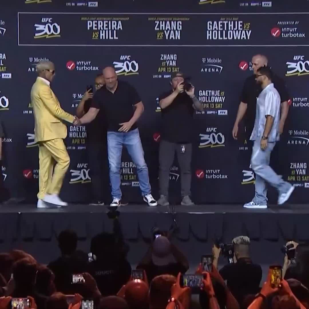 O Iluminado está de volta! 🇧🇷 Veja a encarada TENSA entre Charles 'DoBronxs' Oliveira e Arman Tsarukyan UFC. [ Apresentado por Stake.com | Sábado (13) | 19h | Ao vivo no @UFCFightPassBR ➡️ ]
