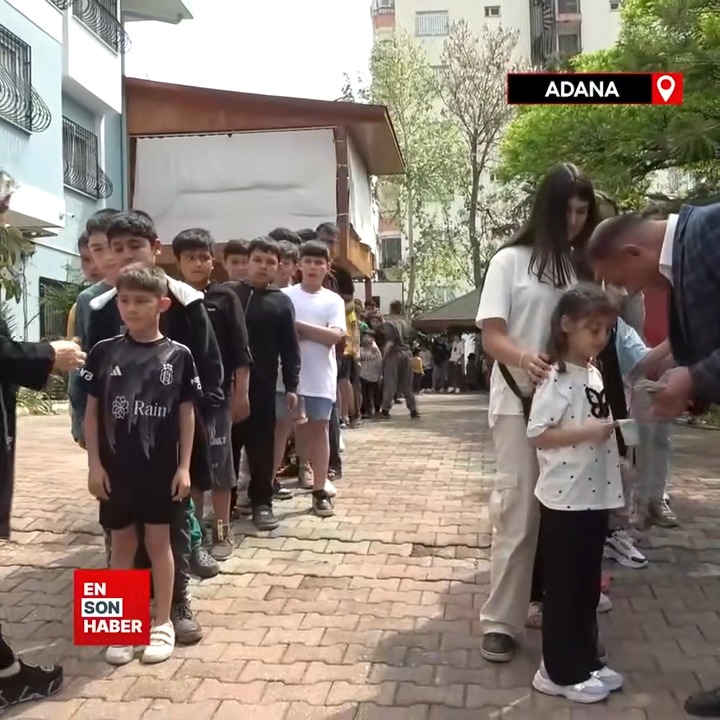 Adana'da bir vatandaş, sıraya giren 400 çocuğa 100'er lira bayram harçlığı dağıttı.