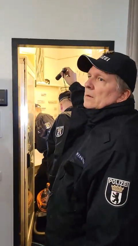 #Palaestinakongress: Polizei bricht in den Steuerungsraum ein und stellt den Strom und das Licht ab. Zuvor stürmten behelmte Einsatzkräfte die Bühne, um den Videobeitrag eines Referenten zu stoppen. #b1204