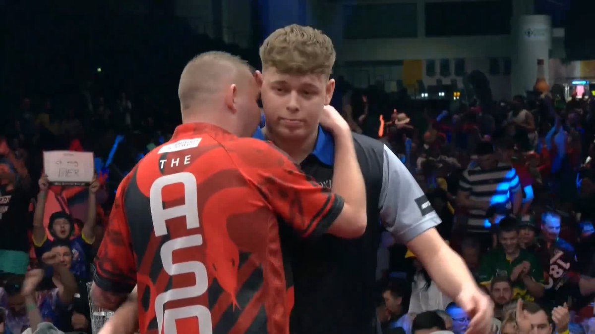 ASPINALL BATTLES PAST BATES! Euro Tour debutant Owen Bates recovers brilliantly from 5-2 down to force a decider, but he spurns two match darts and Nathan Aspinall survives to reach round two! 📺 #ET3