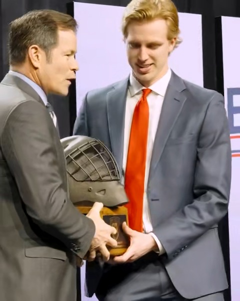 The Mike Richter Award moment Badger great Mike Richter presents the award to Kyle McClellan for national goaltender of the year #75thSeason || #NextChapter