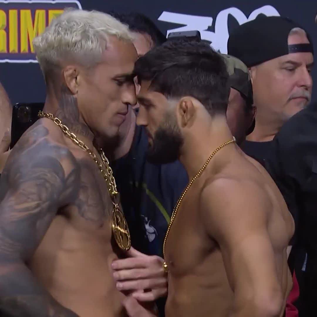 Charles Oliveira have a bad face-off challenge: IMPOSSIBLE. 😮💨 Either 🇧🇷 Charles 'DoBronxs' Oliveira or @ArmanUFC 🇦🇲 will emerge as the next contender to the lightweight throne at #UFC300!