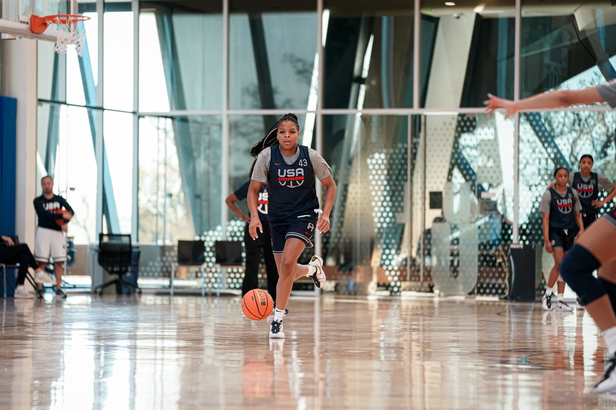 What in the FIBA 🤣🤣 🎙️ MacKenly wearing the wire at @nikehoopsummit practice is comedy!