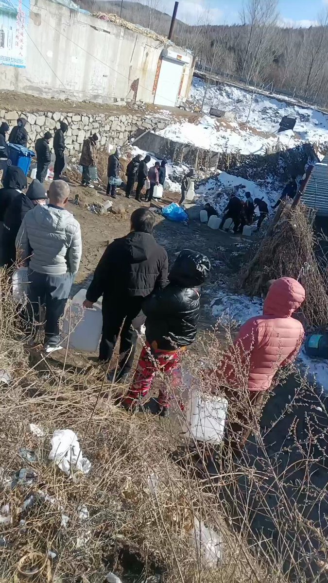 黑龙江牡丹江市，今年自来水味特别大，洗脸都涩，居民纷纷外出打水。