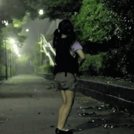 右の女の子がダンスの最中、徐々にお腹が見えてきて最終的に へそチラまでしてしまいます。 隙を見て裾を戻したはずでしたが、次に腕をあげた直後またしても一気にへそチラしてしまい、最後は恥じらいながらもう一度 裾を戻すところを拝めます。 左の女の子も一応腹チラしています。