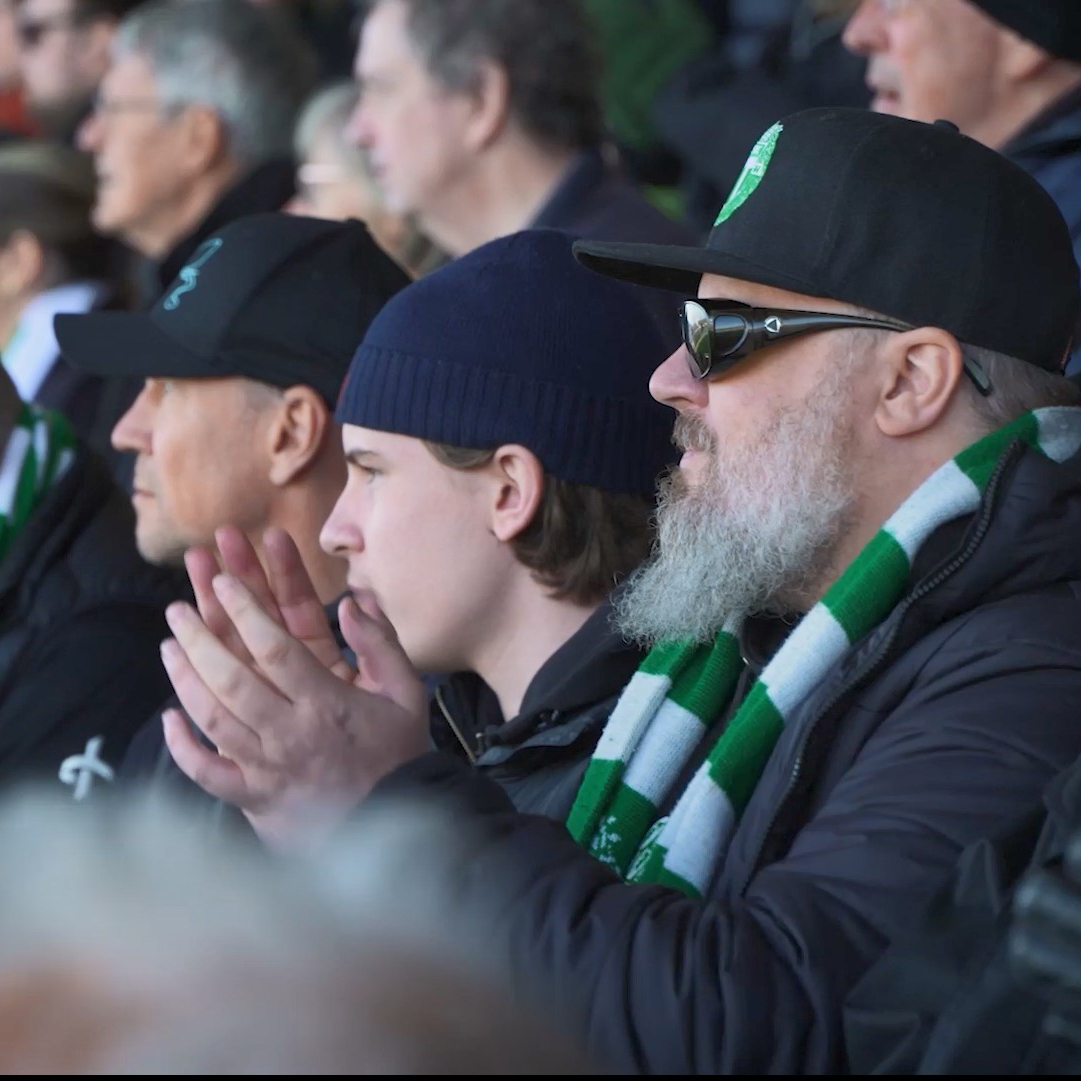 En pappa och en son på fotboll. I grönvitt. Ögonsjukdomen vände Nicks liv upp och ner, men kärleken till VSK består. 📲 Se Allsvenskan på discovery+
