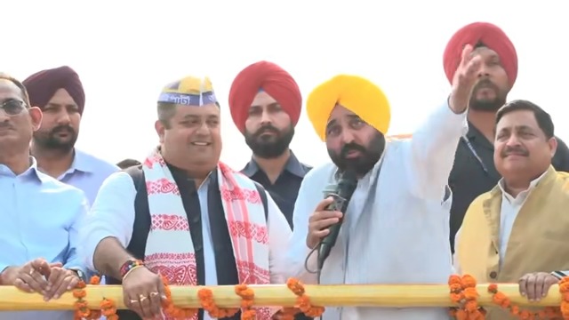 ਅਸਾਮ ਦੇ ਨੌਜਵਾਨਾਂ ਨੂੰ ਨੌਕਰੀਆਂ ਨਹੀਂ ਮਿਲ ਰਹੀਆਂ... ਬੀਜੇਪੀ ਵਾਲੇ ਨਾਗਰਿਕਤਾ ਸੋਧ ਕਾਨੂੰਨ ਲਿਆ ਕੇ ਬੰਗਲਾਦੇਸ਼ ਦੇ ਲੋਕਾਂ ਨੂੰ ਨੌਕਰੀਆਂ ਦੇਣ ਦੀਆਂ ਗੱਲਾਂ ਕਰ ਰਹੇ ਨੇ... ਪਹਿਲਾਂ ਆਪਣੇ ਵਾਲਿਆਂ ਨੂੰ ਤਾਂ ਸਹੂਲਤਾਂ ਦੇ ਲਓ...