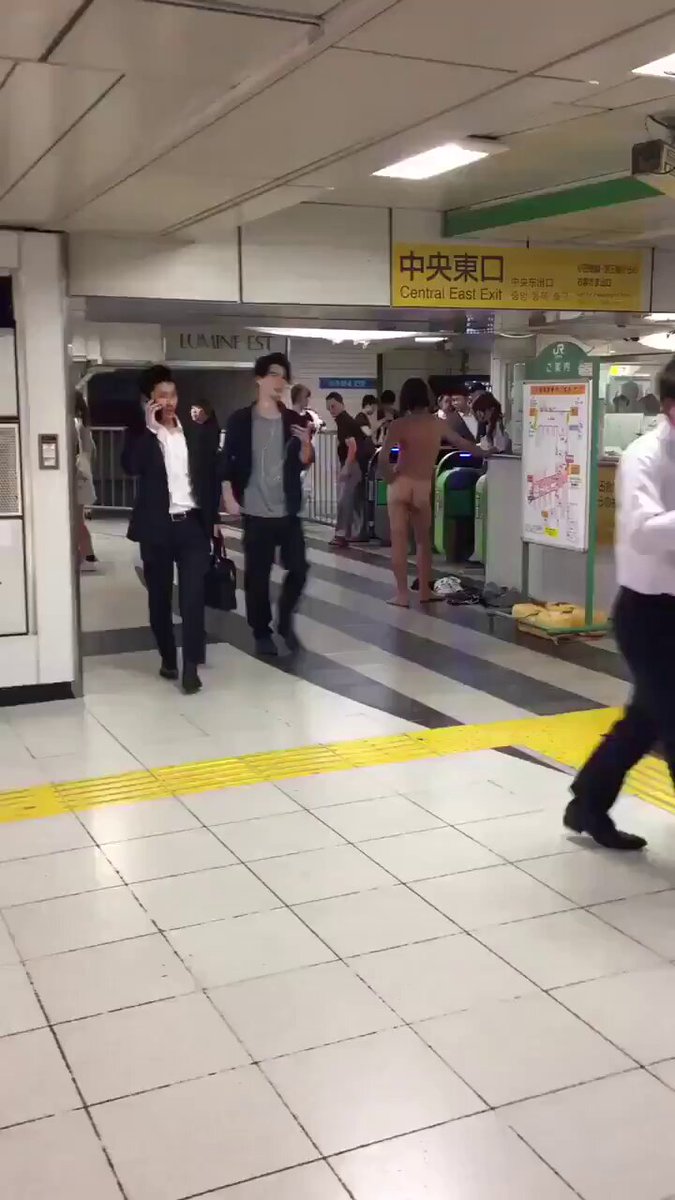 新宿駅の改札に全裸のおっちゃん現る...