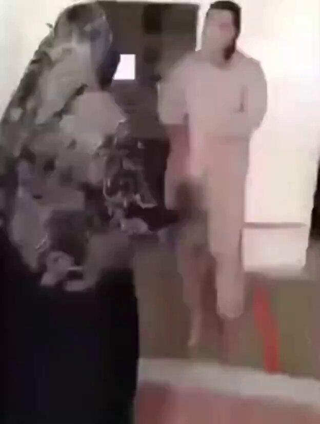 هذا المقطع تصور قبل عدة سنوات في باكستان، وقتها الام ذي اخبرتها بنتها اللي عمرها 8 سنوات ان معلم القران كان يتحرش فيها، فقامت الام بدون تردد وراحت للمعلم في مكان التعليم، هي وبنتها الصغيره وضربته امام الموجودين وطلبت من بنتها تضربه… المشهد وقتها سبب ضجه ضخمه وتحاسب المعلم حسب علمي، والان رجع يتداول مره ثانيه وفي حسابات نشرته