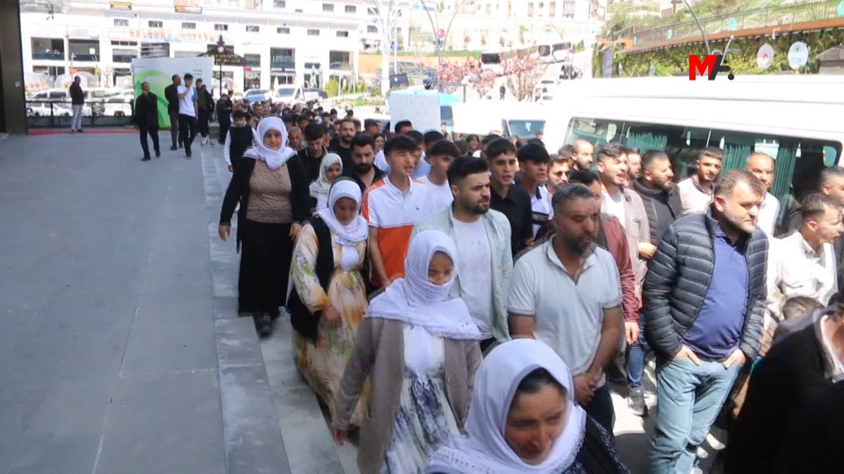 Şırnak halkı dünkü uzman çavuş tarafında gerçekleşen tacize karşı yürüyüş yaptı. Kürdistan’da taciz ve istismar sistematik bir devlet politikasıdır. Halk bu sistematiğe karşı kendini korumalı.