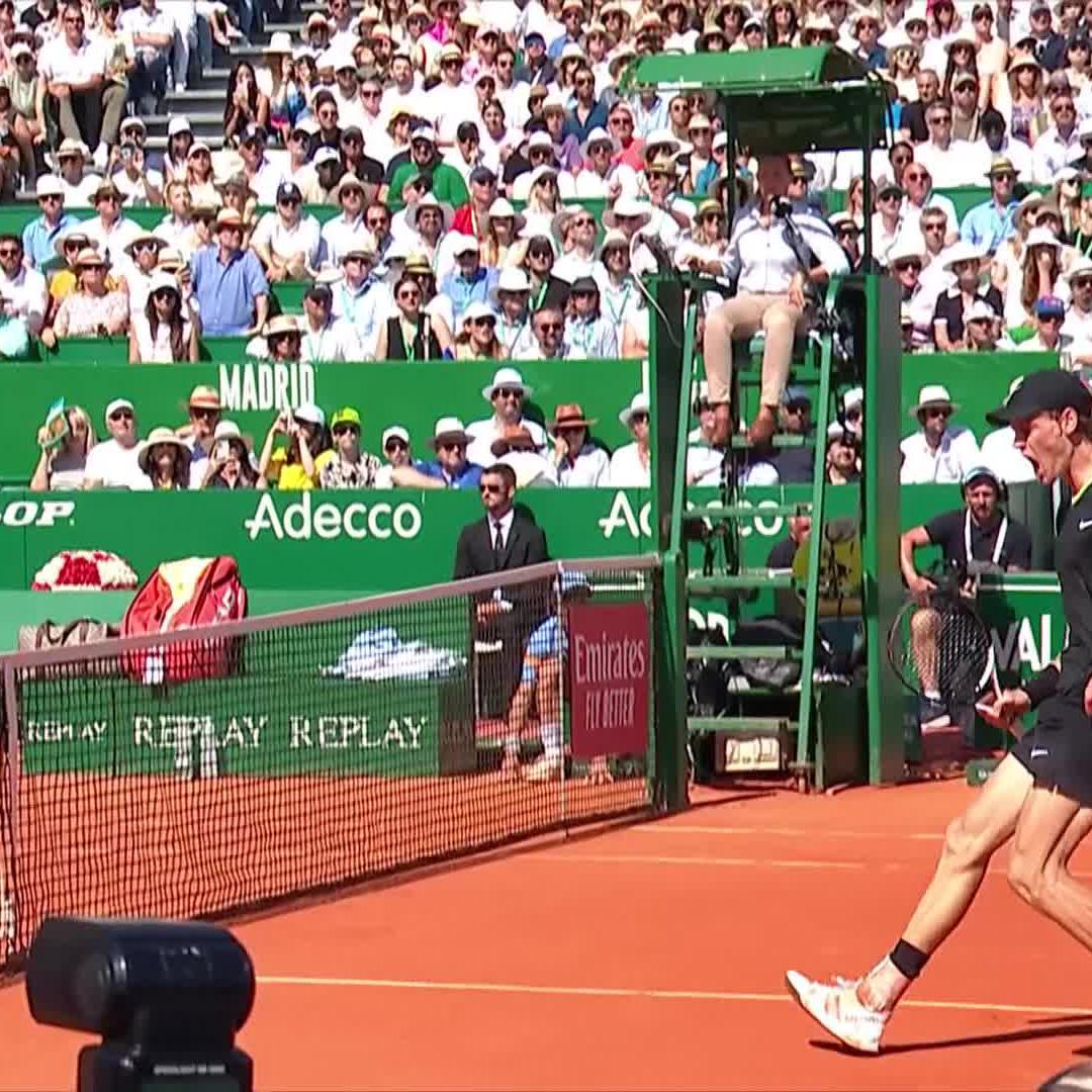 The vibes are ✨ impeccable ✨ Scenes as Jannik Sinner levels the match vs Tsitsipas!