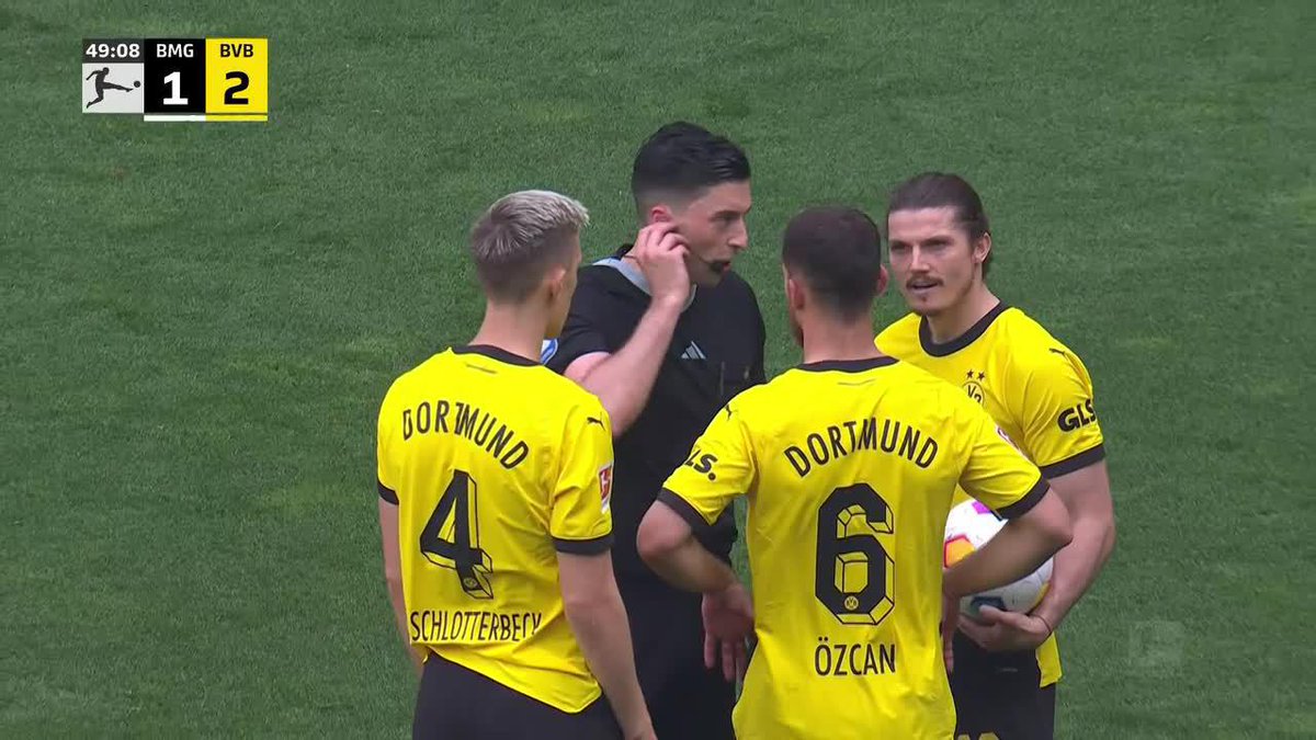 😳🇩🇪 INSÓLITO esto que acaba de pasar en Borussia Dortmund-Mönchengladbach . El árbitro cobró penal, Sabitzer lo pateó y CONVIRTIÓ, pero no se lo convalidaron. ¿El motivo? En plena carrera, el juez frenó todo por un llamado del VAR y anuló el penal. ❌