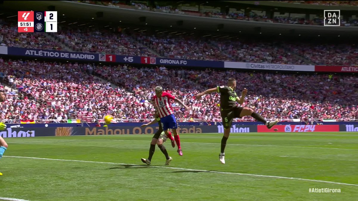 Qué golazo. Cómo es capaz Morata de llegar para salvar el balón, hacer una ruleta y poner un centro preciso a la cabeza de Correa. Este gol ha cambiado el partido.