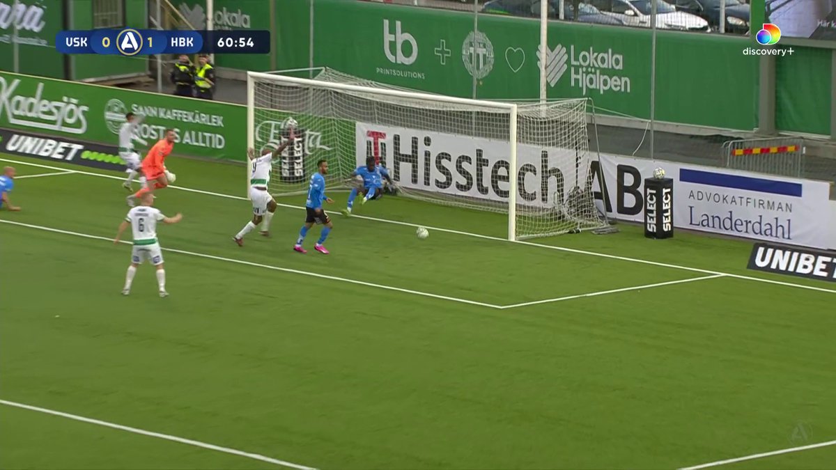 VSK-spelarna ropar på mål när bollen dansar på mållinjen. 📲 Se matchen på