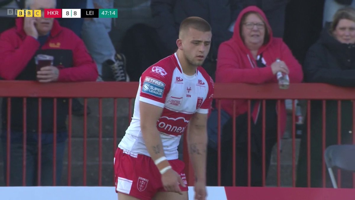 The technique is unreal from Mikey Lewis 🔥 And very costly for John Kear in the commentary box! 😂 #BBCRL | Betfred Challenge Cup