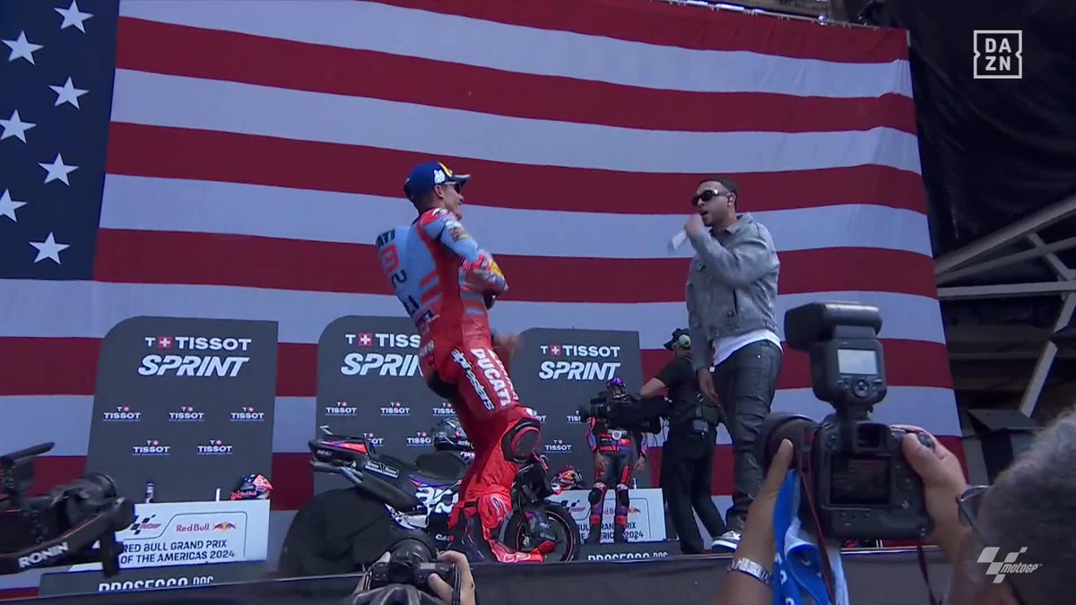 HASTA EL SUELOOO 😎🎶 Marc Márquez dándolo todo con Lyanno en el podio 🤪 ¡MOMENTAZO! #MotoGP 🏁 #AmericasGP 🇺🇸
