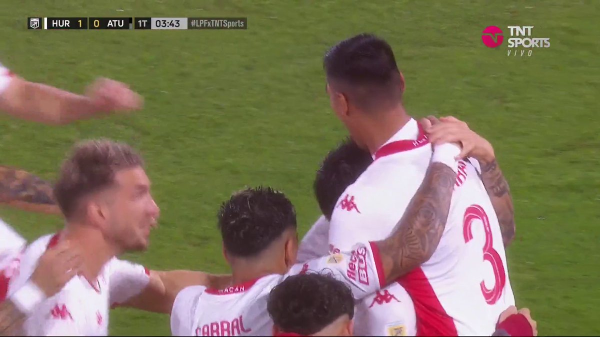 PERO QUÉ GOLAZO DEL GLOBO 🔥 Carrizo la clavó al ángulo de tiro libre para el 1 a 0 de Huracán ante Atlético Tucumán. #LPFxTNTSports