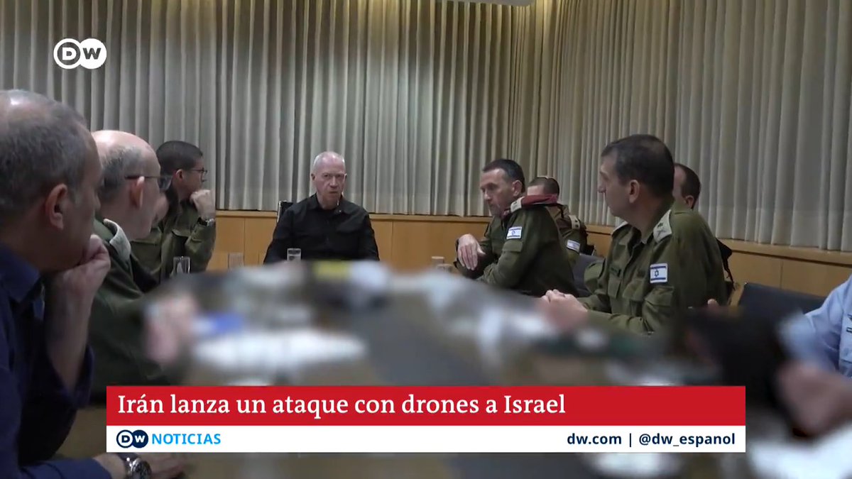 Por primera vez en la historia, #Irán lanza ataque directo contra #Israel Fuerzas de defensa de Israel aseguran que monitorean la trayectoria de más de cien drones, que tardarán varias horas en alcanzar su objetivo. La casa Blanca también confirmó el ataque y aseguró que sus sistemas de defensa ayudarán a Israel a repelerlos. Israel ha cerrado su espacio aéreo y cancelado vuelos comerciales. La Guardia Revolucionaria iraní anunció además que en la madrugada del domingo lanzó una primera oleada de misiles balísticos contra Israel, informó la agencia estatal IRNA./cc