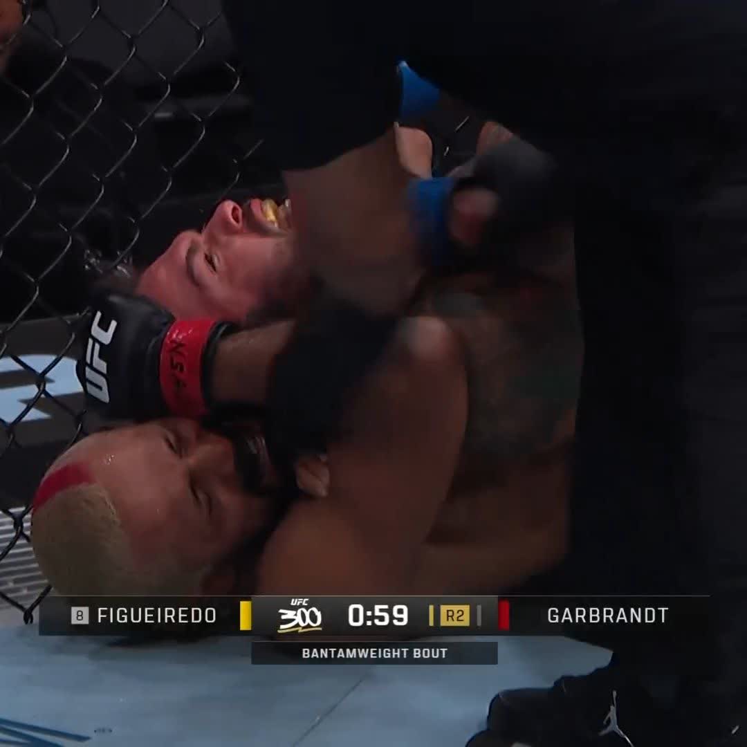Starting the night off right 💥 Deiveson gets the submission victory in round 2! #UFC300