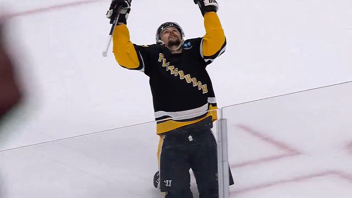 Letang to Karlsson: "You're an inspiration for defensemen, for me too - watching you play. I wish you 1,000 more." #ER1K